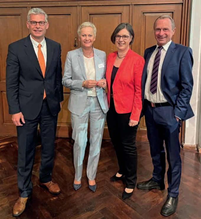 v.l.n.r.: RA Dr. Kai H. Warnecke, Präsident von Haus & Grund Deutschland, RAin Birgit Noack, stellv. Vorsitzende
	von HAUS + GRUND MÜNCHEN, Dr. Ulrike Kirchhoff, Vorsitzende von Haus & Grund Bayern, RA Rudolf Stürzer,
	Vorsitzender von HAUS + GRUND MÜNCHEN